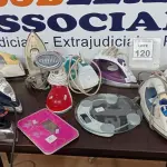 LOTE 120 - 09 FERROS DE PASSAR, 02 BALANÇAS DIGITAIS E 01 BORRIFADOR DE ÁGUA. (NO ESTADO) ATENÇÃO! FAZER A VISITAÇÃO ANTES DE ARREMATAR, NÃO SABEMOS SE FUNCIONA, LEILÃO NÃO TEM GARANTIA E NEM DEVOLUÇÃO, SUJEITO A POSSÍVEIS AVARIAS VISÍVEIS/OCULTAS E/OU AUSÊNCIA DE COMPONENTES.