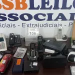 LOTE 158 - 01 LOTE COM VÁRIOS APARELHOS DE TELEFONE, CALCULADORAS E ÓCULOS VR. (NO ESTADO) ATENÇÃO! FAZER A VISITAÇÃO ANTES DE ARREMATAR, NÃO SABEMOS SE FUNCIONA, LEILÃO NÃO TEM GARANTIA E NEM DEVOLUÇÃO, SUJEITO A POSSÍVEIS AVARIAS VISÍVEIS/OCULTAS E/OU AUSÊNCIA DE COMPONENTES.
