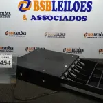 LOTE 454 - 01 GAVETA DE DINHEIRO. (NO ESTADO) ATENÇÃO! FAZER A VISITAÇÃO ANTES DE ARREMATAR, NÃO SABEMOS SE FUNCIONA, LEILÃO NÃO TEM GARANTIA E NEM DEVOLUÇÃO, SUJEITO A POSSÍVEIS AVARIAS VISÍVEIS/OCULTAS E/OU AUSÊNCIA DE COMPONENTES.