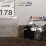 LOTE 178 - 01 CÂMERA DIGITAL SONY. (NO ESTADO) ATENÇÃO! FAZER A VISITAÇÃO ANTES DE ARREMATAR, NÃO SABEMOS SE FUNCIONA, LEILÃO NÃO TEM GARANTIA E NEM DEVOLUÇÃO, SUJEITO A POSSÍVEIS AVARIAS VISÍVEIS/OCULTAS E/OU AUSÊNCIA DE COMPONENTES