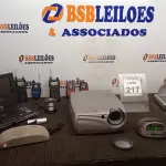 LOTE 217 - 01 DVD PORTÁTIL MARCA POWERPACK, 01 PROJETOR MULTIMIDIA MODELO SCREEN PLAY 4805 MARCA INFOCUS 05 RÁDIOS COMUNICADORES, 02 RELÓGIOS/RADIO, 02 CAIXINHAS DE SOM E 01 AMPLIFICADOR DE VOZ INCOMPLETO E 01 APARELHO DE DVD. (NO ESTADO) ATENÇÃO! FAZER A VISITAÇÃO ANTES DE ARREMATAR, NÃO SABEMOS SE FUNCIONA, LEILÃO NÃO TEM GARANTIA E NEM DEVOLUÇÃO, SUJEITO A POSSÍVEIS AVARIAS VISÍVEIS/OCULTAS E/OU AUSÊNCIA DE COMPONENTES