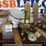 LOTE 082 - 03 VENTILADORES DE TETO E 01 CAIXA COM GRANDE QUANTIDADE DE REATORES. (NO ESTADO) ATENÇÃO! FAZER A VISITAÇÃO ANTES DE ARREMATAR, NÃO SABEMOS SE FUNCIONA, LEILÃO NÃO TEM GARANTIA E NEM DEVOLUÇÃO, SUJEITO A POSSÍVEIS AVARIAS VISÍVEIS/OCULTAS E/OU AUSÊNCIA DE COMPONENTES.