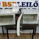 LOTE 242 - 02 MICRO-ONDAS. (NO ESTADO) ATENÇÃO! FAZER A VISITAÇÃO ANTES DE ARREMATAR, NÃO SABEMOS SE FUNCIONA, LEILÃO NÃO TEM GARANTIA E NEM DEVOLUÇÃO, SUJEITO A POSSÍVEIS AVARIAS VISÍVEIS/OCULTAS E/OU AUSÊNCIA DE COMPONENTES