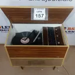 LOTE 157 - 01 VITROLA ORIGINAL DENISON VINIL AM-FM FUNCIONAL. (NO ESTADO) ATENÇÃO! FAZER A VISITAÇÃO ANTES DE ARREMATAR, NÃO SABEMOS SE FUNCIONA, LEILÃO NÃO TEM GARANTIA E NEM DEVOLUÇÃO, SUJEITO A POSSÍVEIS AVARIAS VISÍVEIS/OCULTAS E/OU AUSÊNCIA DE COMPONENTES.