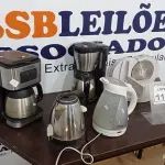 LOTE 112 - 02 CAFETEIRAS, 02 GARRAFAS TÉRMICAS, 02 SANDUICHEIRAS E 01 FATIADOR DE FRIOS. (NO ESTADO) ATENÇÃO! FAZER A VISITAÇÃO ANTES DE ARREMATAR, NÃO SABEMOS SE FUNCIONA, LEILÃO NÃO TEM GARANTIA E NEM DEVOLUÇÃO, SUJEITO A POSSÍVEIS AVARIAS VISÍVEIS/OCULTAS E/OU AUSÊNCIA DE COMPONENTES.