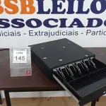 LOTE 145 - 01 GAVETA DE DINHEIRO. (NO ESTADO) ATENÇÃO! FAZER A VISITAÇÃO ANTES DE ARREMATAR, NÃO SABEMOS SE FUNCIONA, LEILÃO NÃO TEM GARANTIA E NEM DEVOLUÇÃO, SUJEITO A POSSÍVEIS AVARIAS VISÍVEIS/OCULTAS E/OU AUSÊNCIA DE COMPONENTES.