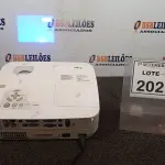 LOTE 202 - 01 PROJETOR COM CABOS MARCA NEC. (NO ESTADO) ATENÇÃO! FAZER A VISITAÇÃO ANTES DE ARREMATAR, NÃO SABEMOS SE FUNCIONA, LEILÃO NÃO TEM GARANTIA E NEM DEVOLUÇÃO, SUJEITO A POSSÍVEIS AVARIAS VISÍVEIS/OCULTAS E/OU AUSÊNCIA DE COMPONENTES