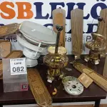 LOTE 082 - 03 VENTILADORES DE TETO E 01 CAIXA COM GRANDE QUANTIDADE DE REATORES. (NO ESTADO) ATENÇÃO! FAZER A VISITAÇÃO ANTES DE ARREMATAR, NÃO SABEMOS SE FUNCIONA, LEILÃO NÃO TEM GARANTIA E NEM DEVOLUÇÃO, SUJEITO A POSSÍVEIS AVARIAS VISÍVEIS/OCULTAS E/OU AUSÊNCIA DE COMPONENTES.