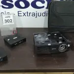 LOTE 302 - 01 PROJETOR MARCA BENQ, 02 MINIS PC MARCA INIT E 01 MALETA. (NO ESTADO) ATENÇÃO! FAZER A VISITAÇÃO ANTES DE ARREMATAR, NÃO SABEMOS SE FUNCIONA, LEILÃO NÃO TEM GARANTIA E NEM DEVOLUÇÃO, SUJEITO A POSSÍVEIS AVARIAS VISÍVEIS/OCULTAS E/OU AUSÊNCIA DE COMPONENTES.