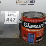 LOTE 447 - 01 LATA DE ESMALTE SINTÉTICO COM 3,6L NA COR BRILHANTE VINHO CHASSIS MARCA GLASURIT. (NO ESTADO) ATENÇÃO! FAZER A VISITAÇÃO ANTES DE ARREMATAR, NÃO SABEMOS SE FUNCIONA, LEILÃO NÃO TEM GARANTIA E NEM DEVOLUÇÃO, SUJEITO A POSSÍVEIS AVARIAS VISÍVEIS/OCULTAS E/OU AUSÊNCIA DE COMPONENTES.