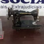 LOTE 232 - 01 MÁQUINA DE COSTURA MARCA SINGER. (NO ESTADO) ATENÇÃO! FAZER A VISITAÇÃO ANTES DE ARREMATAR, NÃO SABEMOS SE FUNCIONA, LEILÃO NÃO TEM GARANTIA E NEM DEVOLUÇÃO, SUJEITO A POSSÍVEIS AVARIAS VISÍVEIS/OCULTAS E/OU AUSÊNCIA DE COMPONENTES