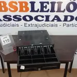 LOTE 110 - 01 GAVETA DE DINHEIRO. (NO ESTADO) ATENÇÃO! FAZER A VISITAÇÃO ANTES DE ARREMATAR, NÃO SABEMOS SE FUNCIONA, LEILÃO NÃO TEM GARANTIA E NEM DEVOLUÇÃO, SUJEITO A POSSÍVEIS AVARIAS VISÍVEIS/OCULTAS E/OU AUSÊNCIA DE COMPONENTES.