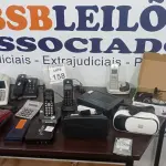 LOTE 158 - 01 LOTE COM VÁRIOS APARELHOS DE TELEFONE, CALCULADORAS E ÓCULOS VR. (NO ESTADO) ATENÇÃO! FAZER A VISITAÇÃO ANTES DE ARREMATAR, NÃO SABEMOS SE FUNCIONA, LEILÃO NÃO TEM GARANTIA E NEM DEVOLUÇÃO, SUJEITO A POSSÍVEIS AVARIAS VISÍVEIS/OCULTAS E/OU AUSÊNCIA DE COMPONENTES.