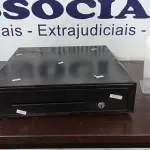 LOTE 149 - 01 GAVETA DE DINHEIRO. (NO ESTADO) ATENÇÃO! FAZER A VISITAÇÃO ANTES DE ARREMATAR, NÃO SABEMOS SE FUNCIONA, LEILÃO NÃO TEM GARANTIA E NEM DEVOLUÇÃO, SUJEITO A POSSÍVEIS AVARIAS VISÍVEIS/OCULTAS E/OU AUSÊNCIA DE COMPONENTES.