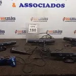 LOTE 160 - 04 KINECT DE XBOX, 01 MICROFONE E 02 JOYSTICKS. (NO ESTADO) ATENÇÃO! FAZER A VISITAÇÃO ANTES DE ARREMATAR, NÃO SABEMOS SE FUNCIONA, LEILÃO NÃO TEM GARANTIA E NEM DEVOLUÇÃO, SUJEITO A POSSÍVEIS AVARIAS VISÍVEIS/OCULTAS E/OU AUSÊNCIA DE COMPONENTES.