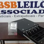 LOTE 105 - 01 GAVETA DE DINHEIRO. (NO ESTADO) ATENÇÃO! FAZER A VISITAÇÃO ANTES DE ARREMATAR, NÃO SABEMOS SE FUNCIONA, LEILÃO NÃO TEM GARANTIA E NEM DEVOLUÇÃO, SUJEITO A POSSÍVEIS AVARIAS VISÍVEIS/OCULTAS E/OU AUSÊNCIA DE COMPONENTES.