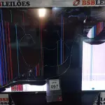 LOTE 097 - 01 TV LCD 70’’ MARCA LG. (NO ESTADO) ATENÇÃO! FAZER A VISITAÇÃO ANTES DE ARREMATAR, NÃO SABEMOS SE FUNCIONA, LEILÃO NÃO TEM GARANTIA E NEM DEVOLUÇÃO, SUJEITO A POSSÍVEIS AVARIAS VISÍVEIS/OCULTAS E/OU AUSÊNCIA DE COMPONENTES.