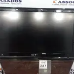 LOTE 237 - 01 TV LCD 52’’. (NO ESTADO) ATENÇÃO! FAZER A VISITAÇÃO ANTES DE ARREMATAR, NÃO SABEMOS SE FUNCIONA, LEILÃO NÃO TEM GARANTIA E NEM DEVOLUÇÃO, SUJEITO A POSSÍVEIS AVARIAS VISÍVEIS/OCULTAS E/OU AUSÊNCIA DE COMPONENTES