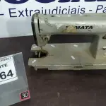 LOTE 264 - 01 MÁQUINA DE COSTURA MARCA YAMATA. (NO ESTADO) ATENÇÃO! FAZER A VISITAÇÃO ANTES DE ARREMATAR, NÃO SABEMOS SE FUNCIONA, LEILÃO NÃO TEM GARANTIA E NEM DEVOLUÇÃO, SUJEITO A POSSÍVEIS AVARIAS VISÍVEIS/OCULTAS E/OU AUSÊNCIA DE COMPONENTES.