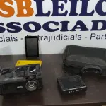 LOTE 305 - 01 PROJETOR MARCA BENQ, 01 MINI PC E 01 TABLET MARCA CCE. (NO ESTADO) ATENÇÃO! FAZER A VISITAÇÃO ANTES DE ARREMATAR, NÃO SABEMOS SE FUNCIONA, LEILÃO NÃO TEM GARANTIA E NEM DEVOLUÇÃO, SUJEITO A POSSÍVEIS AVARIAS VISÍVEIS/OCULTAS E/OU AUSÊNCIA DE COMPONENTES.