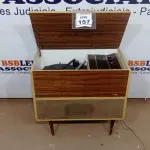 LOTE 157 - 01 VITROLA ORIGINAL DENISON VINIL AM-FM FUNCIONAL. (NO ESTADO) ATENÇÃO! FAZER A VISITAÇÃO ANTES DE ARREMATAR, NÃO SABEMOS SE FUNCIONA, LEILÃO NÃO TEM GARANTIA E NEM DEVOLUÇÃO, SUJEITO A POSSÍVEIS AVARIAS VISÍVEIS/OCULTAS E/OU AUSÊNCIA DE COMPONENTES.