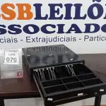 LOTE 079 - 01 GAVETA DE DINHEIRO. (NO ESTADO) ATENÇÃO! FAZER A VISITAÇÃO ANTES DE ARREMATAR, NÃO SABEMOS SE FUNCIONA, LEILÃO NÃO TEM GARANTIA E NEM DEVOLUÇÃO, SUJEITO A POSSÍVEIS AVARIAS VISÍVEIS/OCULTAS E/OU AUSÊNCIA DE COMPONENTES.