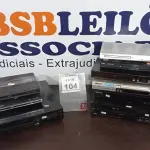 LOTE 104 - 07 APARELHOS DE DVD E 02 DE VÍDEO CASSETES. (NO ESTADO) ATENÇÃO! FAZER A VISITAÇÃO ANTES DE ARREMATAR, NÃO SABEMOS SE FUNCIONA, LEILÃO NÃO TEM GARANTIA E NEM DEVOLUÇÃO, SUJEITO A POSSÍVEIS AVARIAS VISÍVEIS/OCULTAS E/OU AUSÊNCIA DE COMPONENTES.