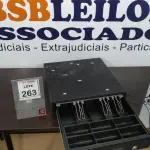 LOTE 263 - 01 GAVETA DE DINHEIRO. (NO ESTADO) ATENÇÃO! FAZER A VISITAÇÃO ANTES DE ARREMATAR, NÃO SABEMOS SE FUNCIONA, LEILÃO NÃO TEM GARANTIA E NEM DEVOLUÇÃO, SUJEITO A POSSÍVEIS AVARIAS VISÍVEIS/OCULTAS E/OU AUSÊNCIA DE COMPONENTES.