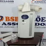 LOTE 228 - 01 AR CONDICIONADO PORTÁTIL COM CONTROLE 12.000 BTUS/H 3520 WATT MARCA PINGUINO. (NO ESTADO) ATENÇÃO! FAZER A VISITAÇÃO ANTES DE ARREMATAR, NÃO SABEMOS SE FUNCIONA, LEILÃO NÃO TEM GARANTIA E NEM DEVOLUÇÃO, SUJEITO A POSSÍVEIS AVARIAS VISÍVEIS/OCULTAS E/OU AUSÊNCIA DE COMPONENTES