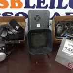 LOTE 146 - 01 LOTE COM VÁRIAS CAIXAS DE SOM, LEITORAS DE CÓDIGO DE BARRAS, 01 COOLER DE NOTEBOOK E 01 EXAUSTOR DE BANCADA. (NO ESTADO) ATENÇÃO! FAZER A VISITAÇÃO ANTES DE ARREMATAR, NÃO SABEMOS SE FUNCIONA, LEILÃO NÃO TEM GARANTIA E NEM DEVOLUÇÃO, SUJEITO A POSSÍVEIS AVARIAS VISÍVEIS/OCULTAS E/OU AUSÊNCIA DE COMPONENTES.