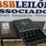 LOTE 275 - 01 GAVETA DE DINHEIRO. (NO ESTADO) ATENÇÃO! FAZER A VISITAÇÃO ANTES DE ARREMATAR, NÃO SABEMOS SE FUNCIONA, LEILÃO NÃO TEM GARANTIA E NEM DEVOLUÇÃO, SUJEITO A POSSÍVEIS AVARIAS VISÍVEIS/OCULTAS E/OU AUSÊNCIA DE COMPONENTES.