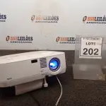 LOTE 202 - 01 PROJETOR COM CABOS MARCA NEC. (NO ESTADO) ATENÇÃO! FAZER A VISITAÇÃO ANTES DE ARREMATAR, NÃO SABEMOS SE FUNCIONA, LEILÃO NÃO TEM GARANTIA E NEM DEVOLUÇÃO, SUJEITO A POSSÍVEIS AVARIAS VISÍVEIS/OCULTAS E/OU AUSÊNCIA DE COMPONENTES