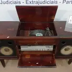 LOTE 156 - 01 VITROLA ANTIGA STÉREO FUNCIONAL, VINIL AMPLIFICADOR, CAIXAS EMBUTIDAS MARCA PHILIPS. (NO ESTADO) ATENÇÃO! FAZER A VISITAÇÃO ANTES DE ARREMATAR, NÃO SABEMOS SE FUNCIONA, LEILÃO NÃO TEM GARANTIA E NEM DEVOLUÇÃO, SUJEITO A POSSÍVEIS AVARIAS VISÍVEIS/OCULTAS E/OU AUSÊNCIA DE COMPONENTES.