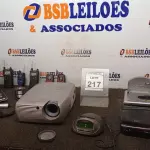 LOTE 217 - 01 DVD PORTÁTIL MARCA POWERPACK, 01 PROJETOR MULTIMIDIA MODELO SCREEN PLAY 4805 MARCA INFOCUS 05 RÁDIOS COMUNICADORES, 02 RELÓGIOS/RADIO, 02 CAIXINHAS DE SOM E 01 AMPLIFICADOR DE VOZ INCOMPLETO E 01 APARELHO DE DVD. (NO ESTADO) ATENÇÃO! FAZER A VISITAÇÃO ANTES DE ARREMATAR, NÃO SABEMOS SE FUNCIONA, LEILÃO NÃO TEM GARANTIA E NEM DEVOLUÇÃO, SUJEITO A POSSÍVEIS AVARIAS VISÍVEIS/OCULTAS E/OU AUSÊNCIA DE COMPONENTES