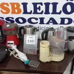 LOTE 140 - 02 GARRAFAS TÉRMICAS, 02 MOTORES DE LIQUIDIFICADOR, 01 COPO DE LIQUIDIFICADOR 01 SANDUICHEIRA, 01 CAFETEIRA, 01 MULTIPROCESSADOR E 01 MIXER. (NO ESTADO) ATENÇÃO! FAZER A VISITAÇÃO ANTES DE ARREMATAR, NÃO SABEMOS SE FUNCIONA, LEILÃO NÃO TEM GARANTIA E NEM DEVOLUÇÃO, SUJEITO A POSSÍVEIS AVARIAS VISÍVEIS/OCULTAS E/OU AUSÊNCIA DE COMPONENTES.