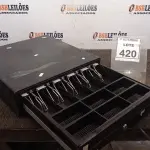 LOTE 420 - 01 GAVETA DE DINHEIRO. (NO ESTADO) ATENÇÃO! FAZER A VISITAÇÃO ANTES DE ARREMATAR, NÃO SABEMOS SE FUNCIONA, LEILÃO NÃO TEM GARANTIA E NEM DEVOLUÇÃO, SUJEITO A POSSÍVEIS AVARIAS VISÍVEIS/OCULTAS E/OU AUSÊNCIA DE COMPONENTES.