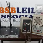LOTE 117 - 01 DVD HOME THEATER MACA PHILIPS, 02 CAIXAS DE SOM MARCAS DIVERSAS E 02 SUPORTES PAR CAIXAS DE SOM. (NO ESTADO) ATENÇÃO! FAZER A VISITAÇÃO ANTES DE ARREMATAR, NÃO SABEMOS SE FUNCIONA, LEILÃO NÃO TEM GARANTIA E NEM DEVOLUÇÃO, SUJEITO A POSSÍVEIS AVARIAS VISÍVEIS/OCULTAS E/OU AUSÊNCIA DE COMPONENTES.