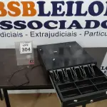 LOTE 304 - 01 GAVETA DE DINHEIRO. (NO ESTADO) ATENÇÃO! FAZER A VISITAÇÃO ANTES DE ARREMATAR, NÃO SABEMOS SE FUNCIONA, LEILÃO NÃO TEM GARANTIA E NEM DEVOLUÇÃO, SUJEITO A POSSÍVEIS AVARIAS VISÍVEIS/OCULTAS E/OU AUSÊNCIA DE COMPONENTES.