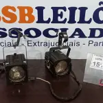 LOTE 151 - 02 REFLETORES DE PALCO. (NO ESTADO) ATENÇÃO! FAZER A VISITAÇÃO ANTES DE ARREMATAR, NÃO SABEMOS SE FUNCIONA, LEILÃO NÃO TEM GARANTIA E NEM DEVOLUÇÃO, SUJEITO A POSSÍVEIS AVARIAS VISÍVEIS/OCULTAS E/OU AUSÊNCIA DE COMPONENTES.