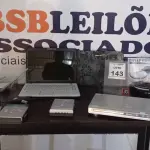 LOTE 143 - 01 NOTEBOOK COM COOLER E FONTE MARCA POSITIVO, 01 DVD LENOXX COM CONTROLE, 01 ASPIRADOR ROBÔ E 03 ROTEADORES. (NO ESTADO) ATENÇÃO! FAZER A VISITAÇÃO ANTES DE ARREMATAR, NÃO SABEMOS SE FUNCIONA, LEILÃO NÃO TEM GARANTIA E NEM DEVOLUÇÃO, SUJEITO A POSSÍVEIS AVARIAS VISÍVEIS/OCULTAS E/OU AUSÊNCIA DE COMPONENTES.