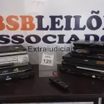 LOTE 125 - 06 APARELHOS DE DVD, 03 BLU RAY E 01 VÍDEO CASSETE DE MARCAS E MODELOS DIVERSOS. (NO ESTADO) ATENÇÃO! FAZER A VISITAÇÃO ANTES DE ARREMATAR, NÃO SABEMOS SE FUNCIONA, LEILÃO NÃO TEM GARANTIA E NEM DEVOLUÇÃO, SUJEITO A POSSÍVEIS AVARIAS VISÍVEIS/OCULTAS E/OU AUSÊNCIA DE COMPONENTES.