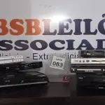 LOTE 083 - 01 LOTE COM VÁRIOS APARELHOS DE DVD DE MARCAS E MODELOS DIVERSOS. (NO ESTADO) ATENÇÃO! FAZER A VISITAÇÃO ANTES DE ARREMATAR, NÃO SABEMOS SE FUNCIONA, LEILÃO NÃO TEM GARANTIA E NEM DEVOLUÇÃO, SUJEITO A POSSÍVEIS AVARIAS VISÍVEIS/OCULTAS E/OU AUSÊNCIA DE COMPONENTES.