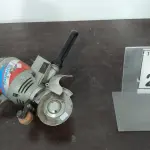 LOTE 245 - 01 MÁQUINA DE CORTAR TECIDO. (NO ESTADO) ATENÇÃO! FAZER A VISITAÇÃO ANTES DE ARREMATAR, NÃO SABEMOS SE FUNCIONA, LEILÃO NÃO TEM GARANTIA E NEM DEVOLUÇÃO, SUJEITO A POSSÍVEIS AVARIAS VISÍVEIS/OCULTAS E/OU AUSÊNCIA DE COMPONENTES.