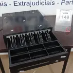 LOTE 149 - 01 GAVETA DE DINHEIRO. (NO ESTADO) ATENÇÃO! FAZER A VISITAÇÃO ANTES DE ARREMATAR, NÃO SABEMOS SE FUNCIONA, LEILÃO NÃO TEM GARANTIA E NEM DEVOLUÇÃO, SUJEITO A POSSÍVEIS AVARIAS VISÍVEIS/OCULTAS E/OU AUSÊNCIA DE COMPONENTES.