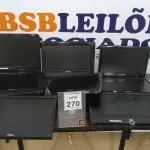 LOTE 270 - 08 MONITORES LCD DE MARCAS E MODELOS DIVERSOS. (NO ESTADO) ATENÇÃO! FAZER A VISITAÇÃO ANTES DE ARREMATAR, NÃO SABEMOS SE FUNCIONA. LEILÃO NÃO TEM GARANTIA E NEM DEVOLUÇÃO, SUJEITO A POSSÍVEIS AVARIAS VISÍVEIS/OCULTAS E/OU AUSÊNCIA DE COMPONENTES.