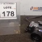 LOTE 178 - 01 CÂMERA DIGITAL SONY. (NO ESTADO) ATENÇÃO! FAZER A VISITAÇÃO ANTES DE ARREMATAR, NÃO SABEMOS SE FUNCIONA, LEILÃO NÃO TEM GARANTIA E NEM DEVOLUÇÃO, SUJEITO A POSSÍVEIS AVARIAS VISÍVEIS/OCULTAS E/OU AUSÊNCIA DE COMPONENTES
