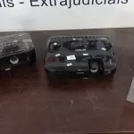 LOTE 240 - 02 PROJETORES MARCA EPSON. (NO ESTADO) ATENÇÃO! FAZER A VISITAÇÃO ANTES DE ARREMATAR, NÃO SABEMOS SE FUNCIONA, LEILÃO NÃO TEM GARANTIA E NEM DEVOLUÇÃO, SUJEITO A POSSÍVEIS AVARIAS VISÍVEIS/OCULTAS E/OU AUSÊNCIA DE COMPONENTES