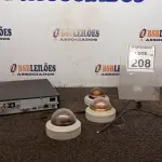 LOTE 208 - 01 DVR E 05 CÂMERAS DE MONITORAMENTO. (NO ESTADO) ATENÇÃO! FAZER A VISITAÇÃO ANTES DE ARREMATAR, NÃO SABEMOS SE FUNCIONA, LEILÃO NÃO TEM GARANTIA E NEM DEVOLUÇÃO, SUJEITO A POSSÍVEIS AVARIAS VISÍVEIS/OCULTAS E/OU AUSÊNCIA DE COMPONENTES