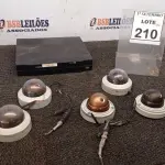 LOTE 210 - 01 DVR E 05 CÂMERAS DE MONITORAMENTO. (NO ESTADO) ATENÇÃO! FAZER A VISITAÇÃO ANTES DE ARREMATAR, NÃO SABEMOS SE FUNCIONA, LEILÃO NÃO TEM GARANTIA E NEM DEVOLUÇÃO, SUJEITO A POSSÍVEIS AVARIAS VISÍVEIS/OCULTAS E/OU AUSÊNCIA DE COMPONENTES