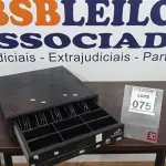 LOTE 075 - 01 GAVETA DE DINHEIRO. (NO ESTADO) ATENÇÃO! FAZER A VISITAÇÃO ANTES DE ARREMATAR, NÃO SABEMOS SE FUNCIONA, LEILÃO NÃO TEM GARANTIA E NEM DEVOLUÇÃO, SUJEITO A POSSÍVEIS AVARIAS VISÍVEIS/OCULTAS E/OU AUSÊNCIA DE COMPONENTES.